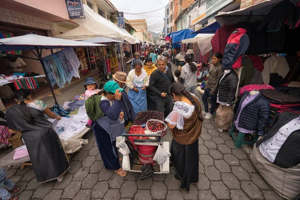 Gente en la calle de Otavalo, Ecuador en el día del mercado — Foto de Stock