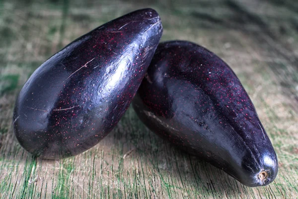Małe czarne awokado odmiany z błyszczącą skórę w Ekwadorze — Zdjęcie stockowe