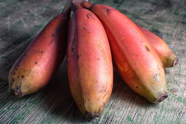 Mazzo di varietà di banana rossa in Sud America — Foto Stock