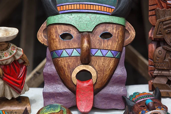 Máscara de madera colorida indígena primer plano en Ecuador — Foto de Stock