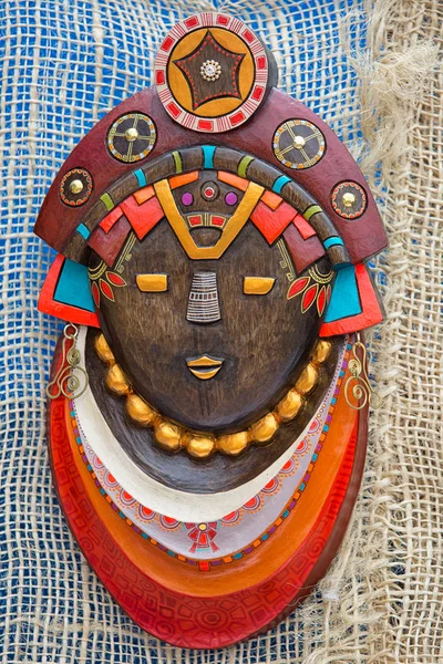 Tallado en madera colorida indígena — Foto de Stock
