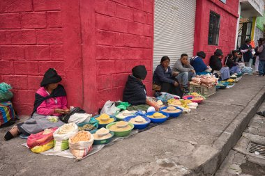 Otavalo, Ekvador-Mart 31,2018: sokakta üretim pazar gününde satan yerli halkın
