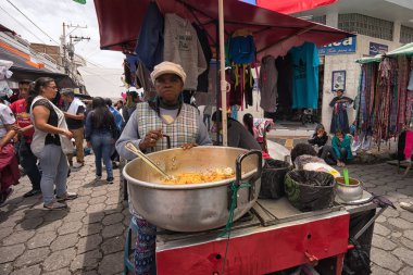 Otavalo, Ekvador-Mart 31,2018: sokak satıcısı Cumartesi esnaf Pazar satan hazır gıda
