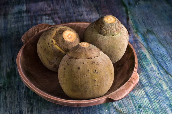 Närbild av sapote frukter i en träskål — Stockfoto