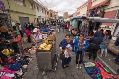 satıcılar ve Cumartesi Pazar Otavalo, Ekvador ziyaret 