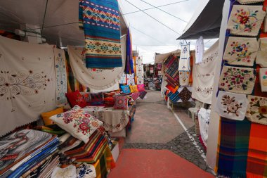Otavalo, Ekvador-Mart 17, 2018: satıcı standları Cumartesi esnaf piyasada renkli mal ile
