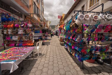 Otavalo, Ekvador-Mart 31,2018: satıcı standları ile pazar gününde sokakta kurmak renkli el sanatları
