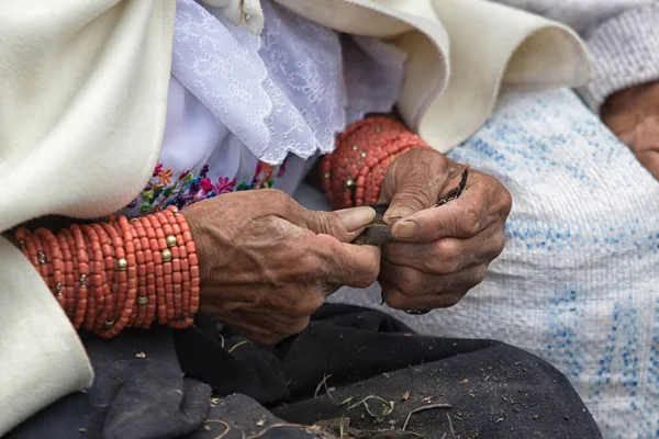 Primer plano de las manos de un vendedor en Orellano, Ecuador — Foto de Stock