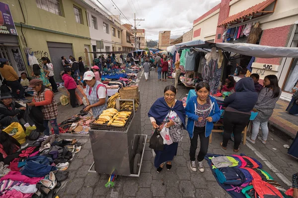 Vendors and visitors in the Saturday market of Otavalo, Ecuador — Stock Photo, Image
