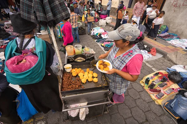Leverancier verkoop van levensmiddelen in de zaterdagmarkt van Otavalo, Ecuador — Stockfoto