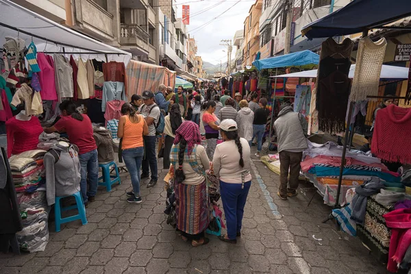 Gente en el tradicional mercado del sábado de Otavalo, Ecuador — Foto de Stock