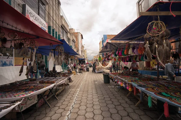 Otavalo Ecuador Maaliskuu 2018 Myyjäosastot Perustettu Kadulle Markkinapäivänä — kuvapankkivalokuva