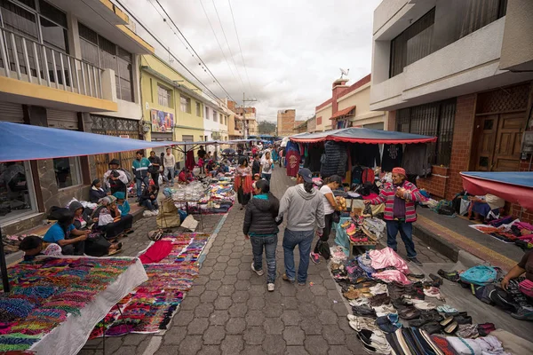Turistas caminan en Otavalo, mercado de Ecuador — Foto de Stock