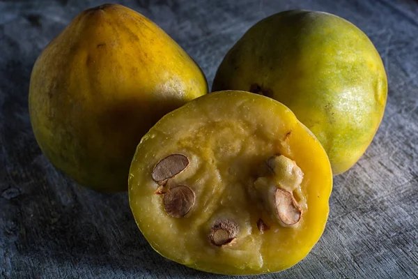 Frutas raras de araza sobre fondo rústico — Foto de Stock
