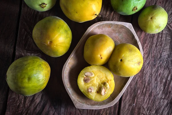 Frutti di araza in una ciotola di legno su sfondo rustico — Foto Stock