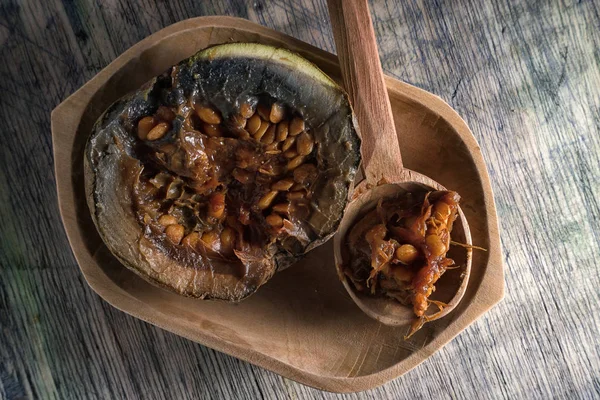 Fruta borojo em uma tigela de madeira — Fotografia de Stock