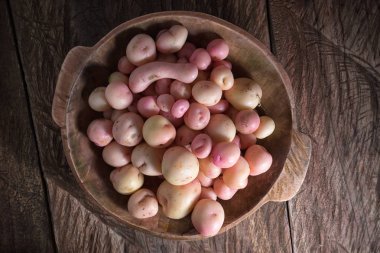 melloco yumru ile dolu rustik yuvarlak kase 