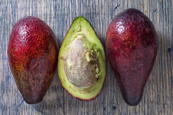 Aguacate Rojo Variedad Primer Plano Superficie Madera — Foto de Stock