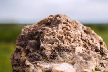 Büyük taş taş granit, çim ve gökyüzü arka plan üzerinde