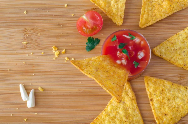 Chip Nacho Molho Salsa Tábua Corte Espalhados Torno Migalhas Alho — Fotografia de Stock