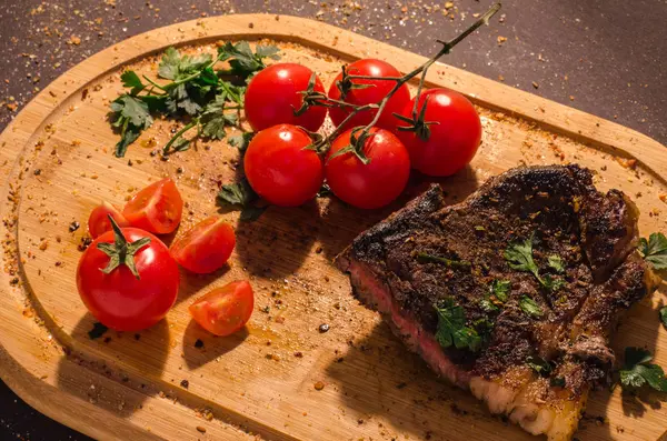 Filete Cerdo Parrilla Con Perejil Parte Superior Con Rama Tomates —  Fotos de Stock