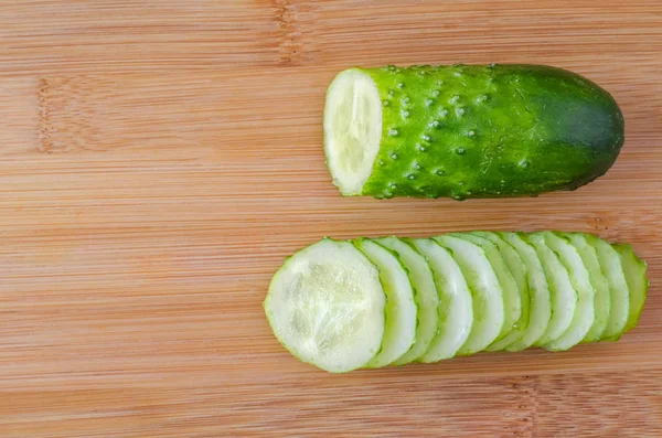 Pepino Rodajas Tabla Cortar Luz Con Fondo Oscuro Vista Superior — Foto de Stock