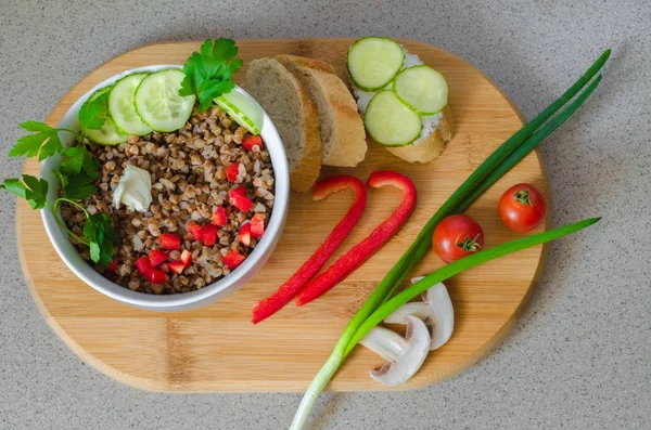 Gekookt Boekweit Havermoutpap Met Verse Groenten Snijplank Top Uitzicht — Stockfoto