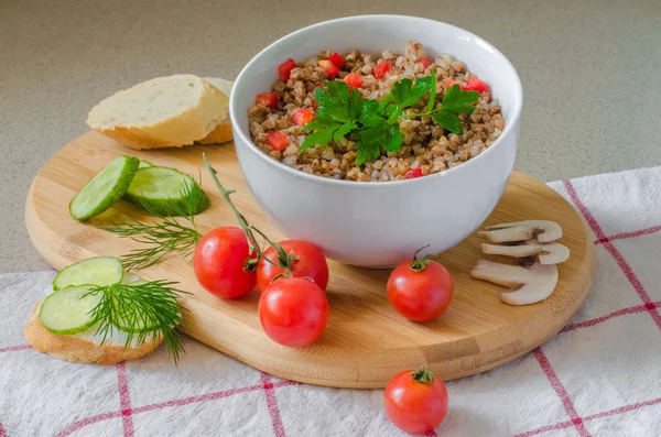 Bouillie Sarrasin Pain Français Fromage Crémeux Aux Concombres Tomates Cerises — Photo