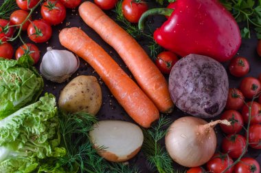 Taze ve organik yaz bahar sebzeler koyu arka plan üzerinde bir sürü