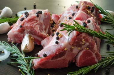 Karabiber üstte ve biberiye ile domuz eti? sarımsaklı, koyu arka plan, baharatlar, görünümü yan