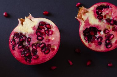 Granat ve koyu arka plan üzerine dökülen tohum