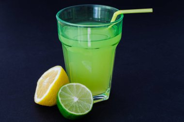 Turuncu, siyah arka plan üzerine yaz serinletici kokteyl