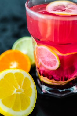 Granat Granat tohumu, limon, mandalina ve kireç dilimleri ile kokteyl