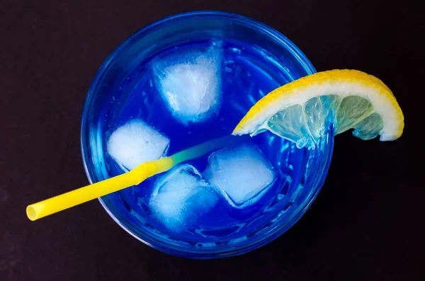 Cocktail Azul Frio Com Limão Palha Bebida Gelo Vidro Sobre — Fotografia de Stock