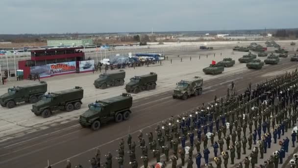 Militaire voertuigen op parade repetitie in Moskou op 9 mei — Stockvideo