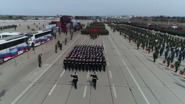 Letecký pohled na pochodující dívky kadetů na nácvik průvodu 9. května — Stock video