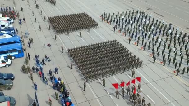 Flygfoto över passagen av trupper vid repetitionen av maj 9 parad — Stockvideo