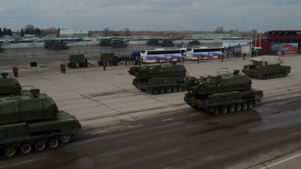 Veículos militares em ensaio de desfile em Moscou em 9 de maio — Vídeo de Stock