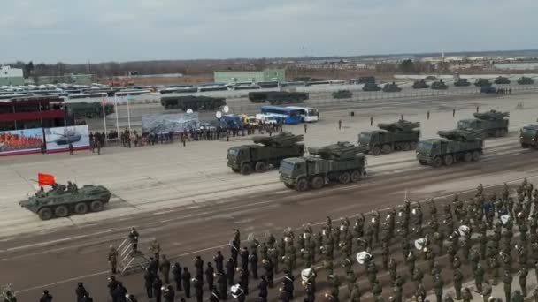 Vehículos militares en el ensayo de desfile en Moscú el 9 de mayo — Vídeos de Stock