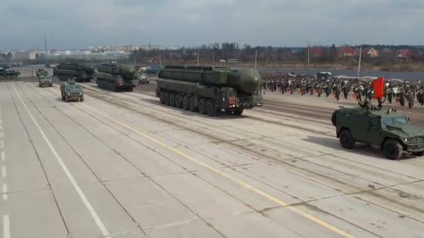 モスクワでのパレードリハーサル中の軍用車両5月9日 — ストック動画