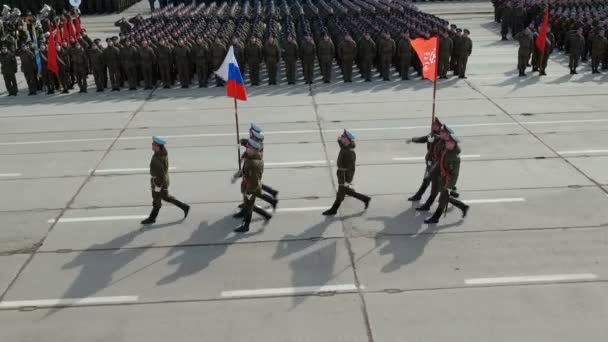 Pemandangan udara akan berlalunya pasukan pada saat latihan parade tanggal 9 Mei — Stok Video