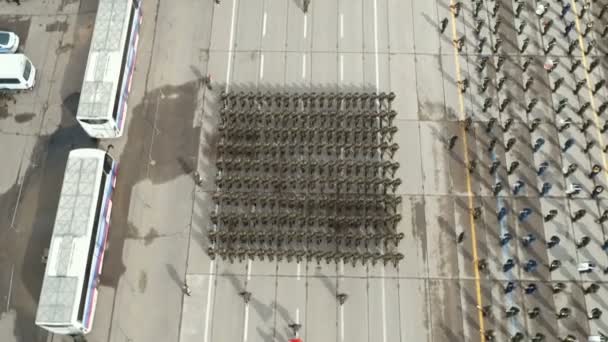 Vue aérienne du passage des troupes à la répétition du défilé du 9 mai — Video