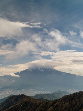 Mt. Fuji artı bulutlar