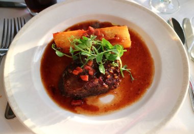 Dauphinoise patates ile kızarmış sığır eti