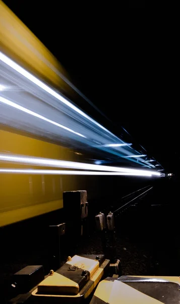 Překročení rychlosti vlaku v noci. — Stock fotografie