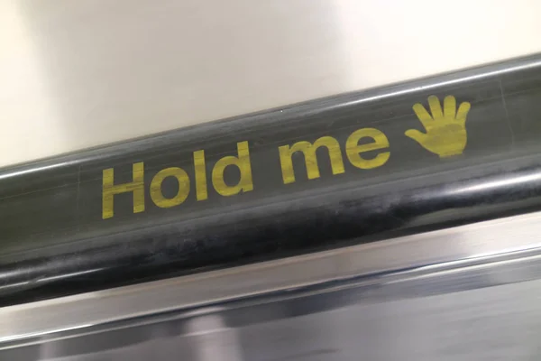 'Hold me' yürüyen merdiven Küpeşte