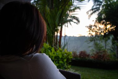 Genç ve güzel bir kadın sabahları çay içiyor ve dinleniyor.