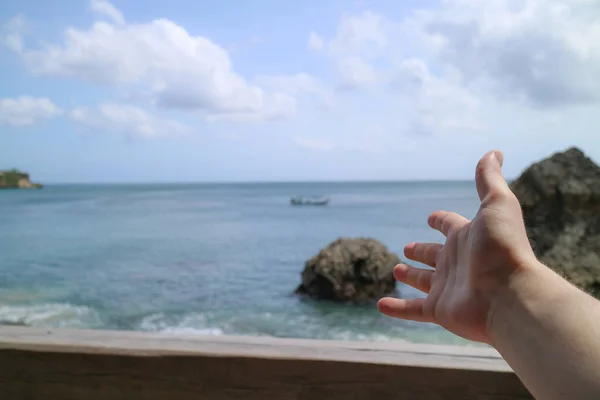Güzel bir sahil sahnesini gösteren bir el gösterisi. — Stok fotoğraf