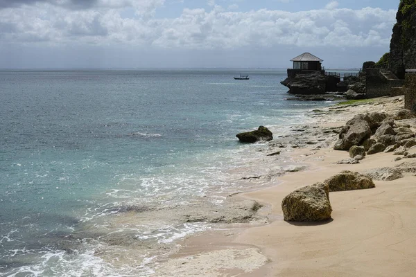 Hermoso paisaje costero con una cabaña de madera encaramada en el mar — Foto de Stock