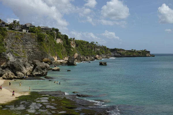 Hermosos paisajes costeros a lo largo de la costa de Bali — Foto de Stock